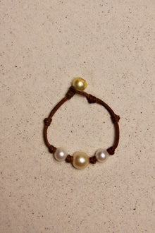 South Sea White & Gold Daisy Bracelet