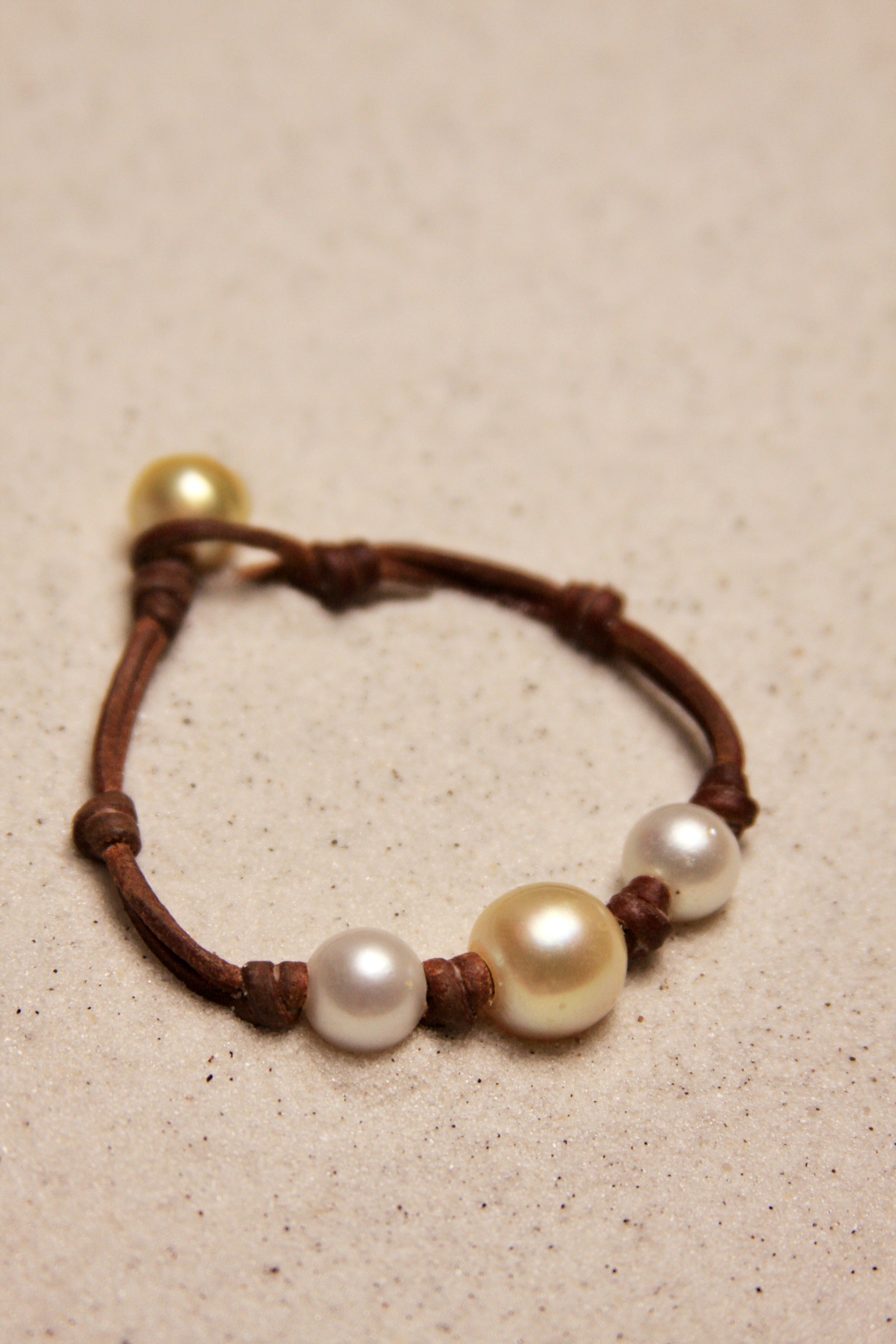 South Sea White & Gold Daisy Bracelet